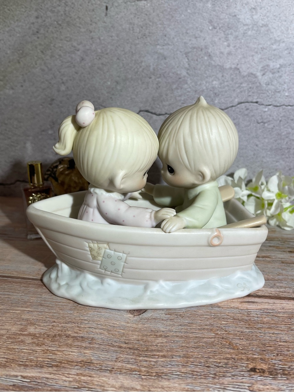 PRECIOUS MOMENTS 1985 FIGURINE
"FRIENDS NEVER DRIFT APART" ENESCO